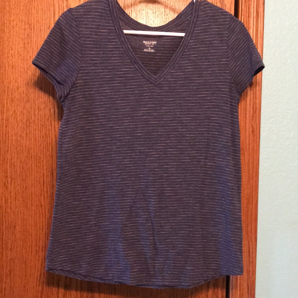 Short sleeve thinly striped shirt.